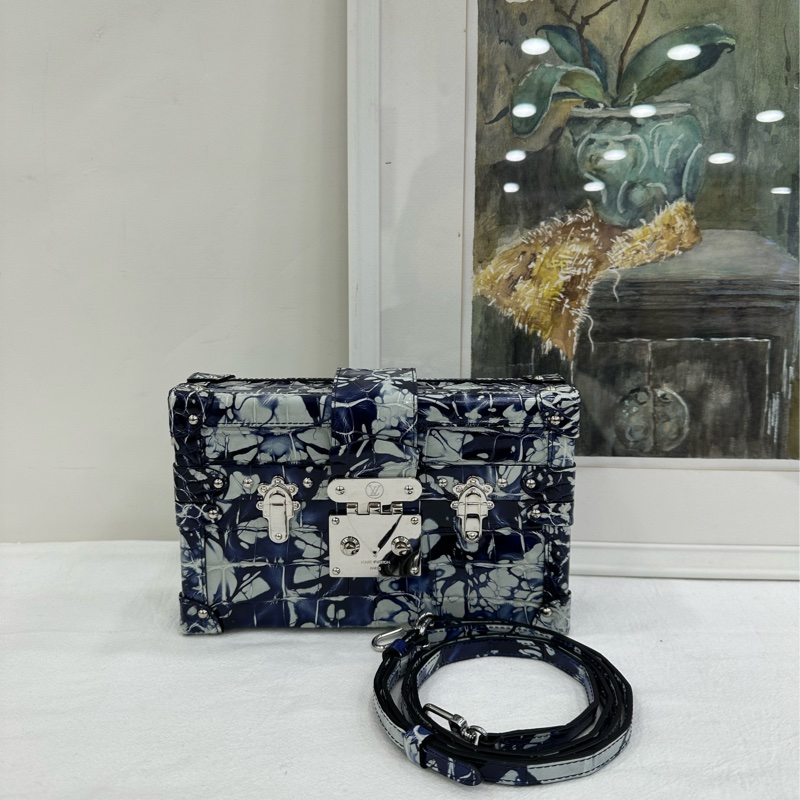LV petite malle 鱷魚皮硬箱子 彩繪藍色 撒哈拉 喜馬拉雅鱷魚皮硬盒子 尺寸：20x12cm 配件：雨衣 塵袋 公價24w-1