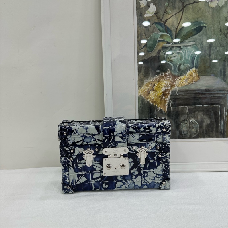 LV petite malle 鱷魚皮硬箱子 彩繪藍色 撒哈拉 喜馬拉雅鱷魚皮硬盒子 尺寸：20x12cm 配件：雨衣 塵袋 公價24w-2