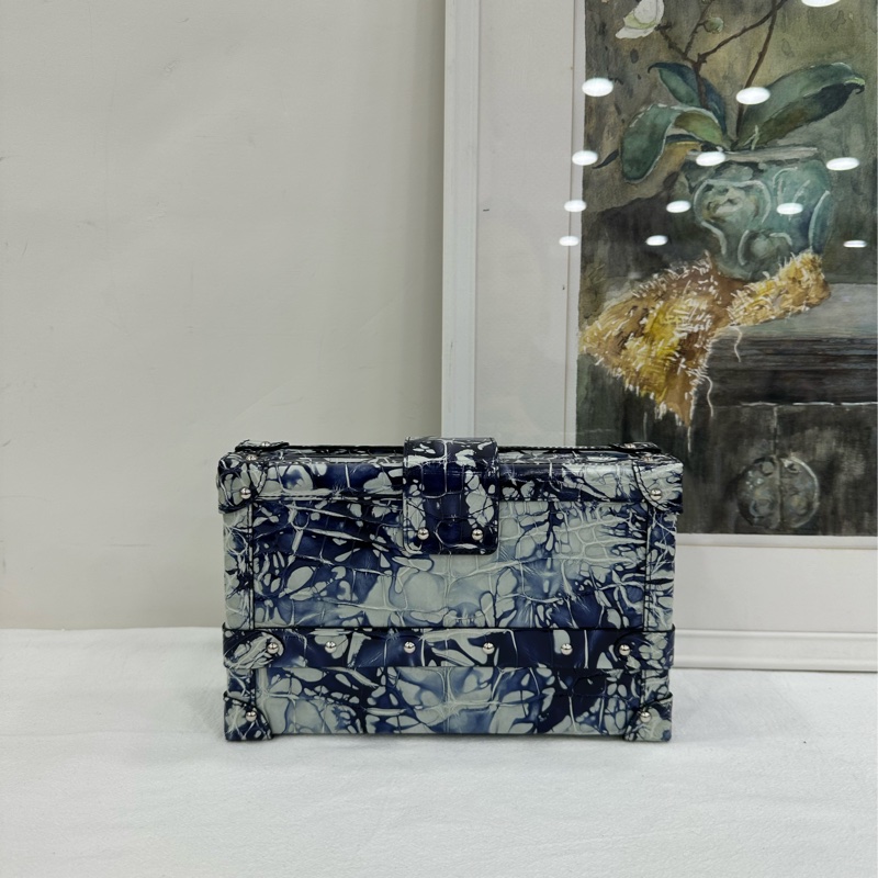 LV petite malle 鱷魚皮硬箱子 彩繪藍色 撒哈拉 喜馬拉雅鱷魚皮硬盒子 尺寸：20x12cm 配件：雨衣 塵袋 公價24w-4