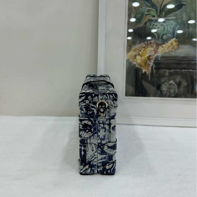 LV petite malle 鱷魚皮硬箱子 彩繪藍色 撒哈拉 喜馬拉雅鱷魚皮硬盒子 尺寸：20x12cm 配件：雨衣 塵袋 公價24w-5
