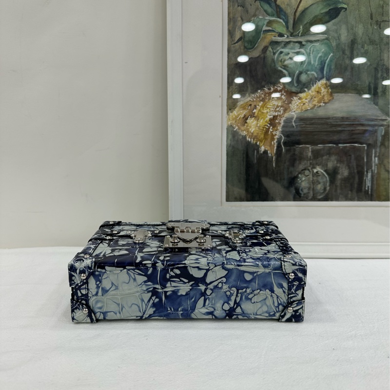 LV petite malle 鱷魚皮硬箱子 彩繪藍色 撒哈拉 喜馬拉雅鱷魚皮硬盒子 尺寸：20x12cm 配件：雨衣 塵袋 公價24w-6