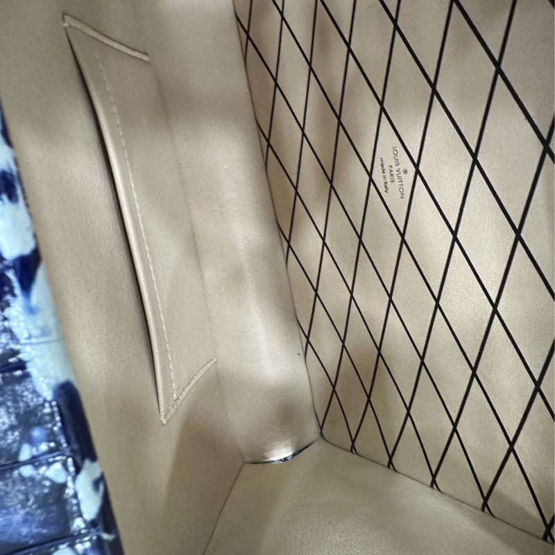 LV petite malle 鱷魚皮硬箱子 彩繪藍色 撒哈拉 喜馬拉雅鱷魚皮硬盒子 尺寸：20x12cm 配件：雨衣 塵袋 公價24w-9