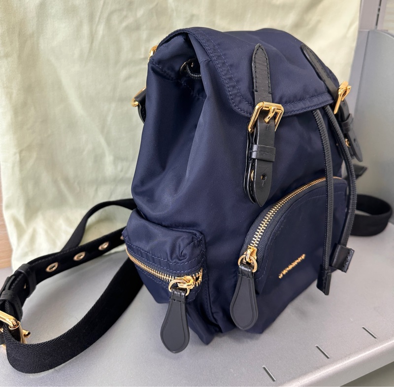 BURBERRY The Rucksack 小型 尼龍斜背式軍旅背包(海軍藍)-2