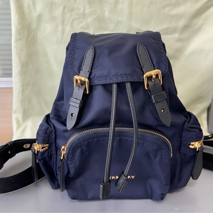 BURBERRY The Rucksack 小型 尼龍斜背式軍旅背包(海軍藍)-5