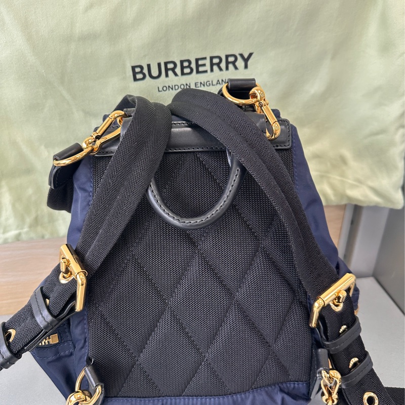 BURBERRY The Rucksack 小型 尼龍斜背式軍旅背包(海軍藍)-6