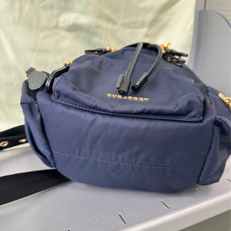 BURBERRY The Rucksack 小型 尼龍斜背式軍旅背包(海軍藍)-7