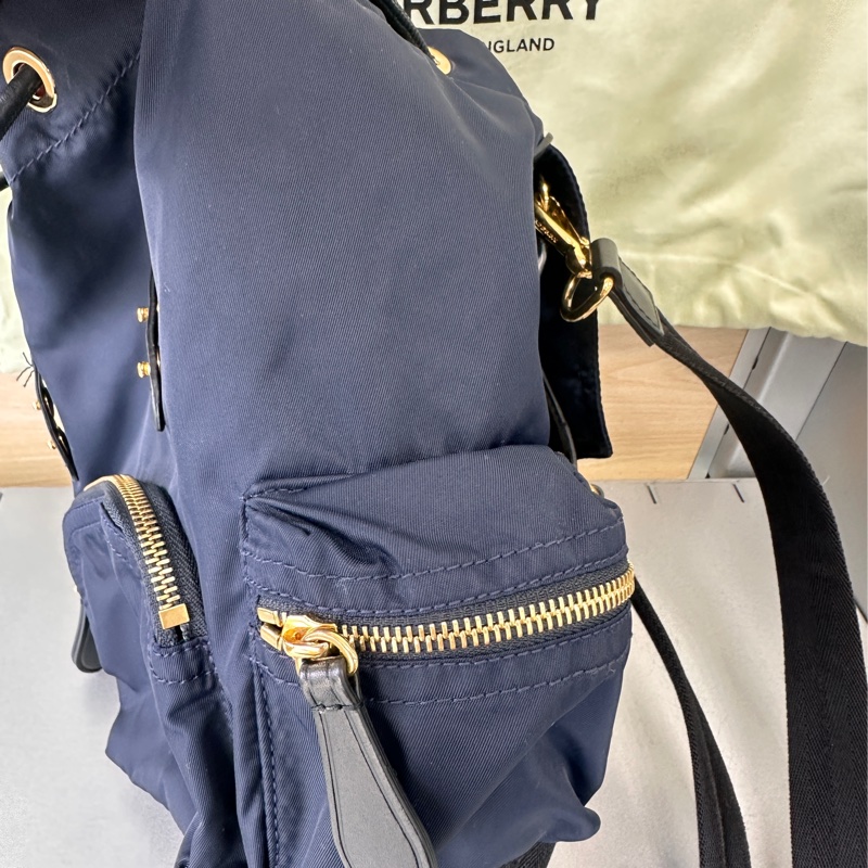 BURBERRY The Rucksack 小型 尼龍斜背式軍旅背包(海軍藍)-13