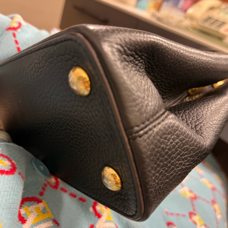 M24727 黑Capucines 金扣大號-4