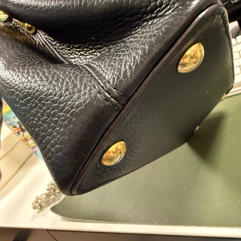 M24727 黑Capucines 金扣大號-10