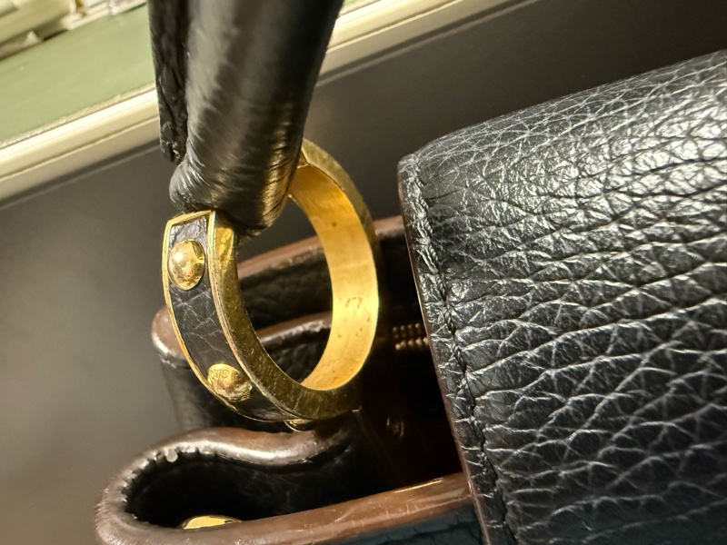 M24727 黑Capucines 金扣大號-15