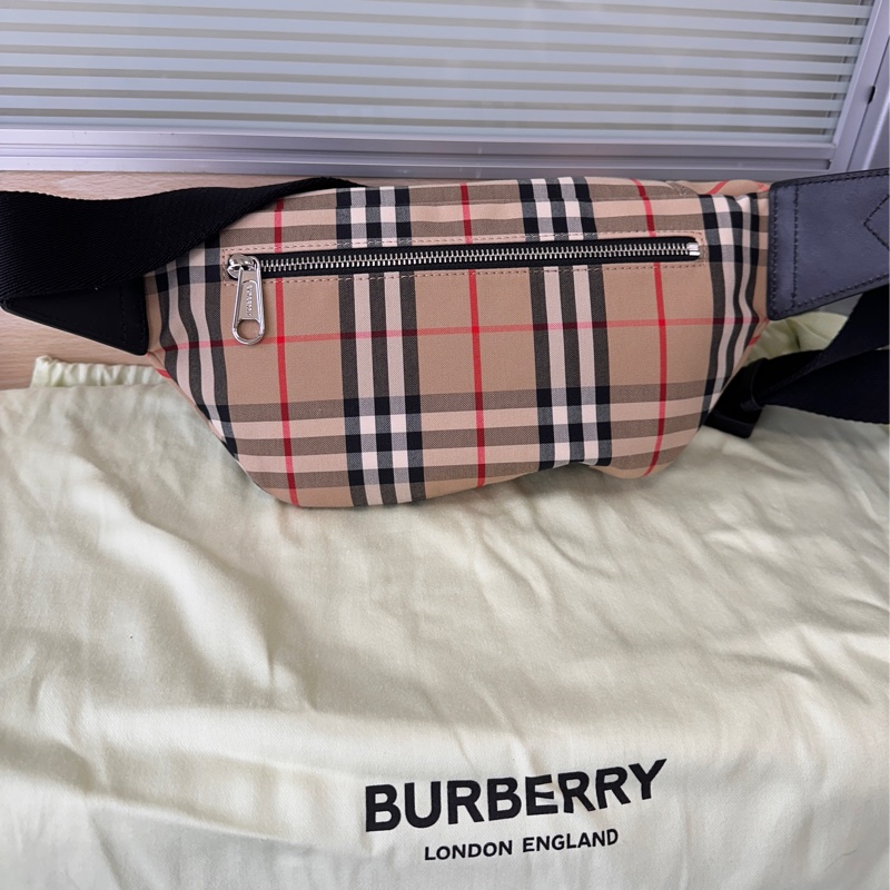 BURBERRY 中款 Vintage 格紋棉質腰包 胸包-1