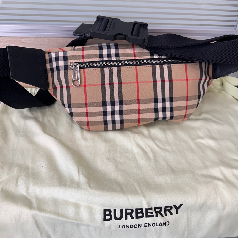 BURBERRY 中款 Vintage 格紋棉質腰包 胸包-6