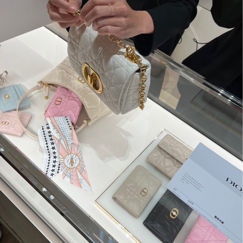 年終出清🎉Dior caro 象牙色小牛皮小型包款-7