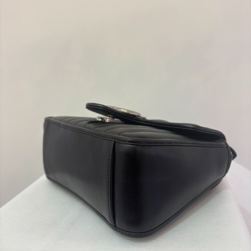 GUCCI Marmont 黑牛皮幾何 Handle 小斜背包-9