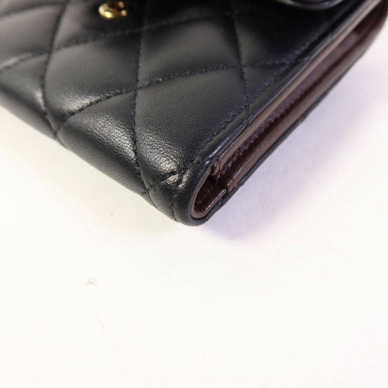 CHANEL 羊皮皮革Trifold Wallet金扣錢包-9