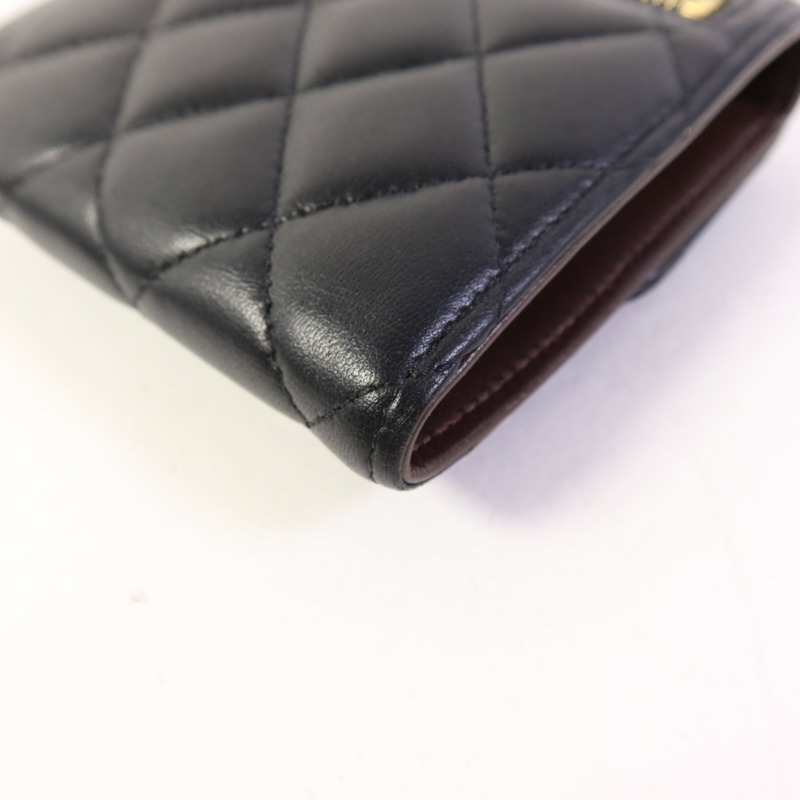 CHANEL 羊皮皮革Trifold Wallet金扣錢包-11