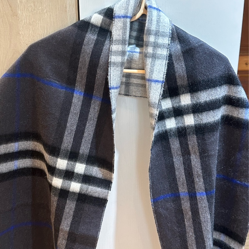 全新Burberry雙色兩用圍巾（原價$22900）-2