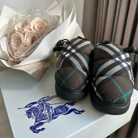 全新Burberry經典格紋鞋（原價$34900）