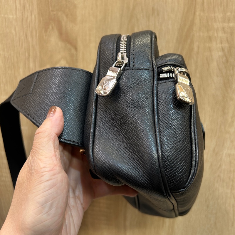 Lv 黑Taiga牛皮Outdoor胸口包-1