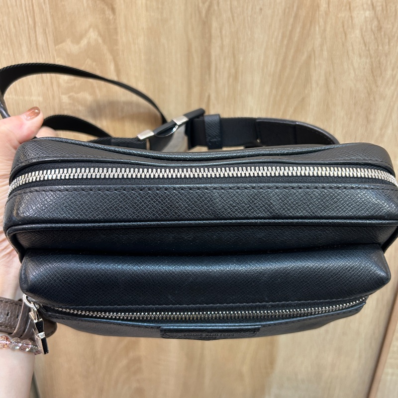 Lv 黑Taiga牛皮Outdoor胸口包-3