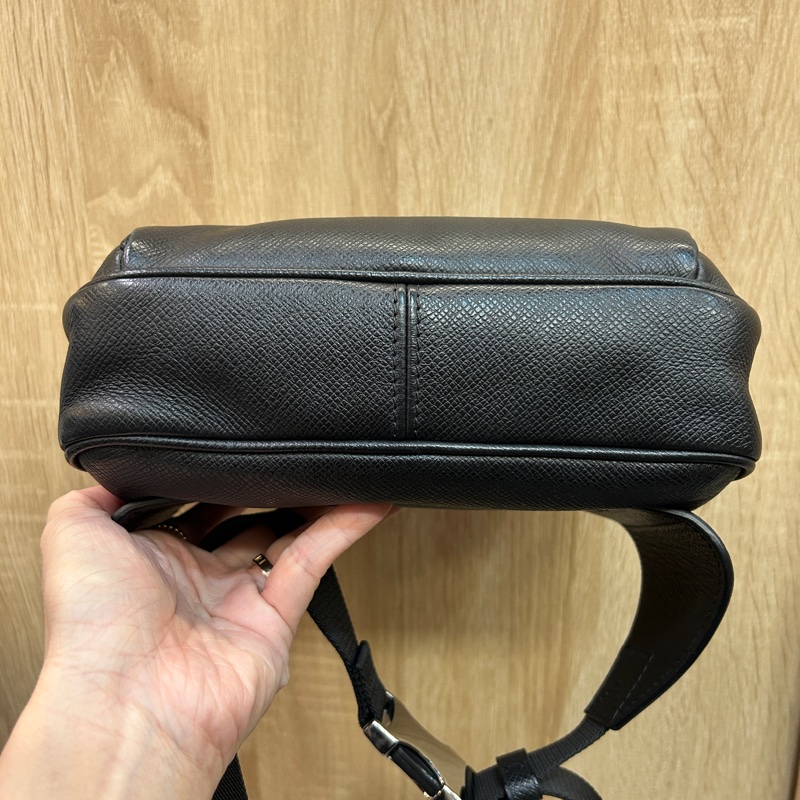 Lv 黑Taiga牛皮Outdoor胸口包-4