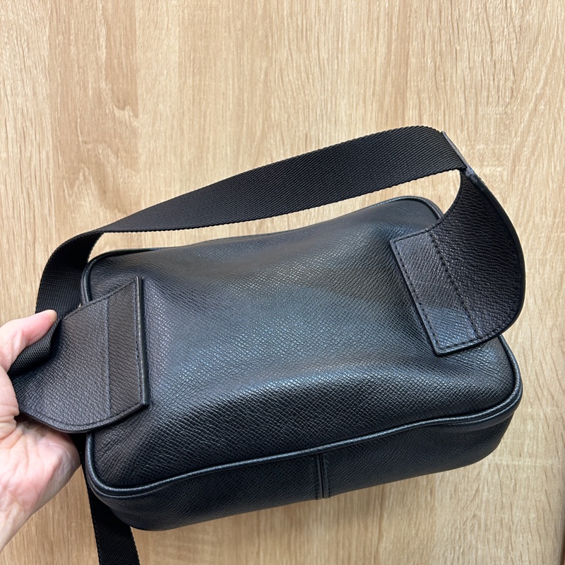 Lv 黑Taiga牛皮Outdoor胸口包-5