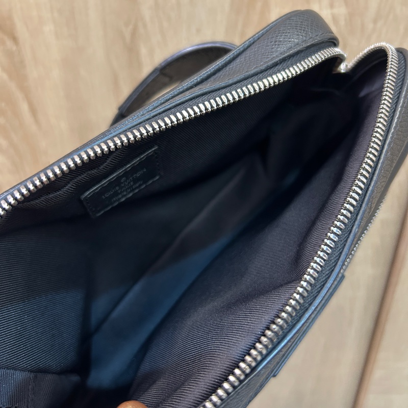 Lv 黑Taiga牛皮Outdoor胸口包-7