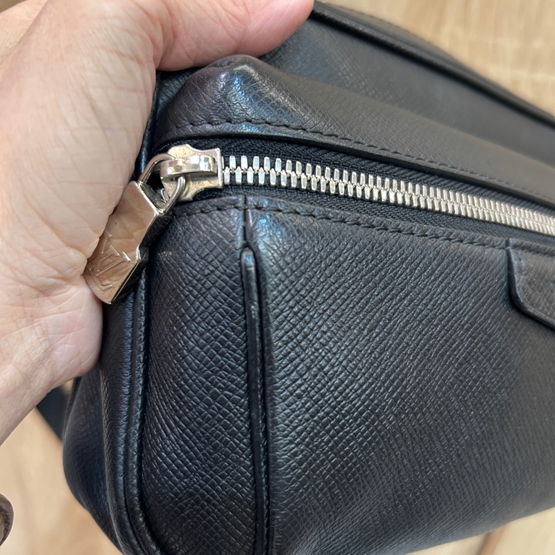 Lv 黑Taiga牛皮Outdoor胸口包-10