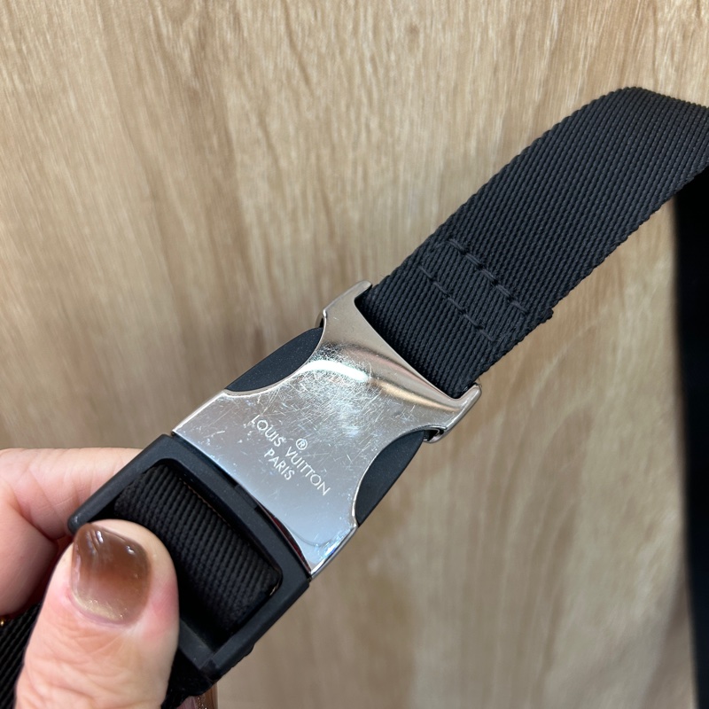 Lv 黑Taiga牛皮Outdoor胸口包-11