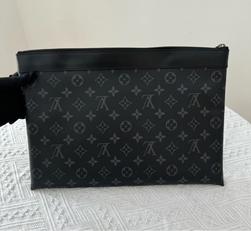 98新 LV 老花黑武士滿logo手包 尺寸：34x23 容量大-1