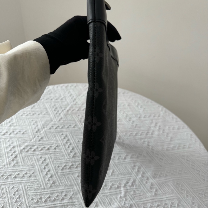 98新 LV 老花黑武士滿logo手包 尺寸：34x23 容量大-2