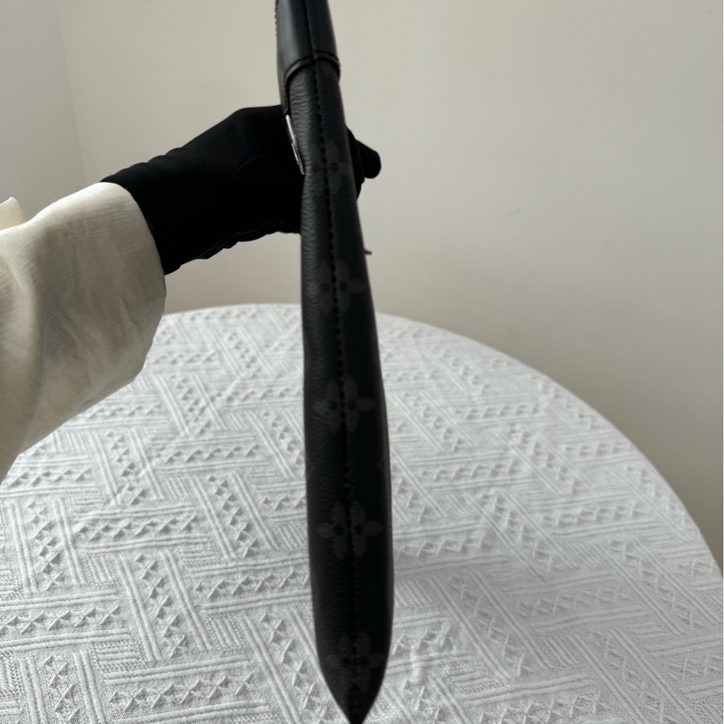 98新 LV 老花黑武士滿logo手包 尺寸：34x23 容量大-3