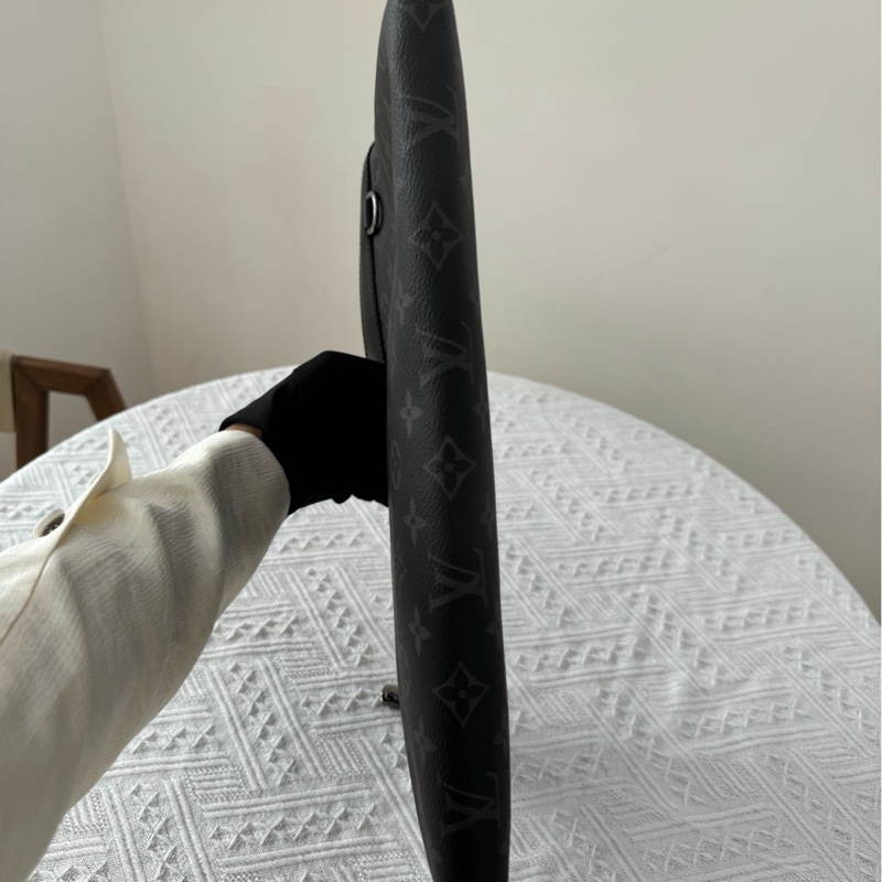 98新 LV 老花黑武士滿logo手包 尺寸：34x23 容量大-4