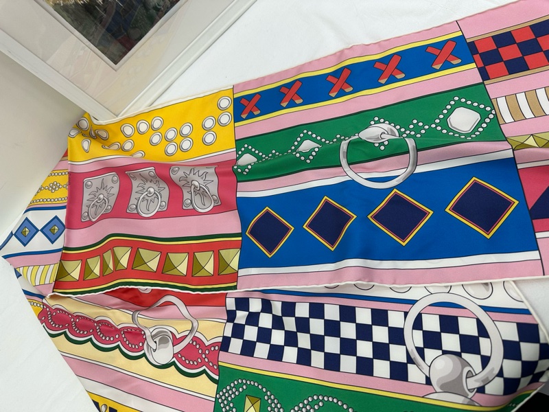 HERMES/愛馬仕 優雅印花圖案休閒 絲巾 女款 尺寸：30*180-0