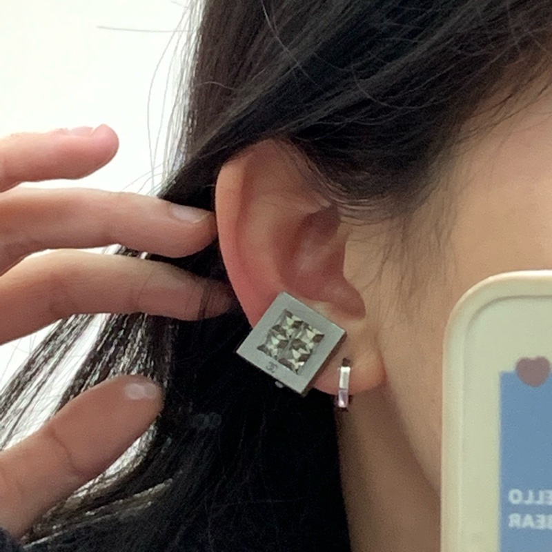 【閒置❤️】 Chanel 鐳射炫彩方塊耳夾-3