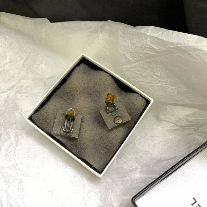 【閒置❤️】 Chanel 鐳射炫彩方塊耳夾-4