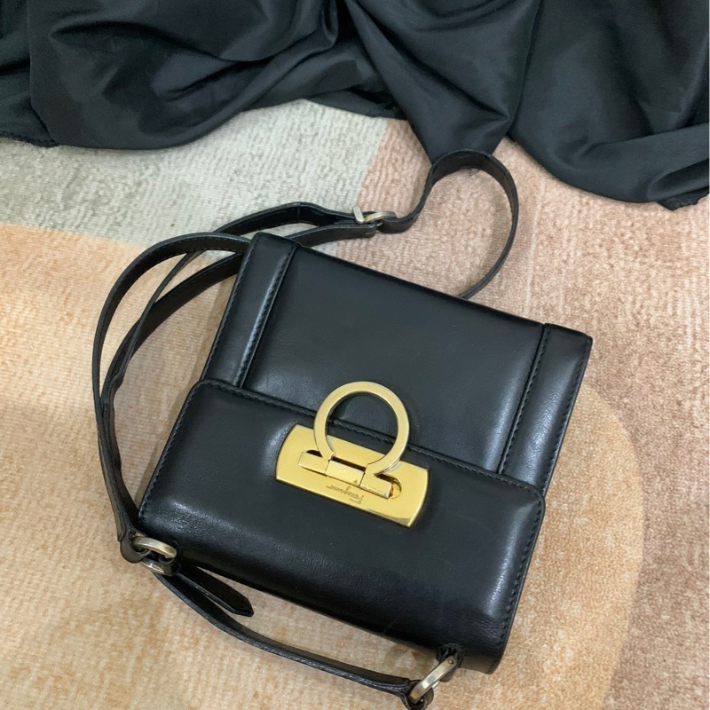 【近新閒置❤️】 Salvatore Ferragamo mini馬蹄扣  斜挎包 單肩包-0