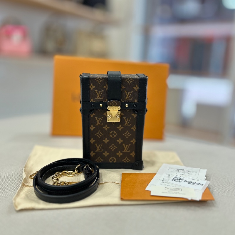 LV 老花 Monogram Pochette Trunk Verticale M63913 晶片款-0