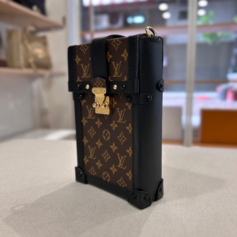 LV 老花 Monogram Pochette Trunk Verticale M63913 晶片款-7