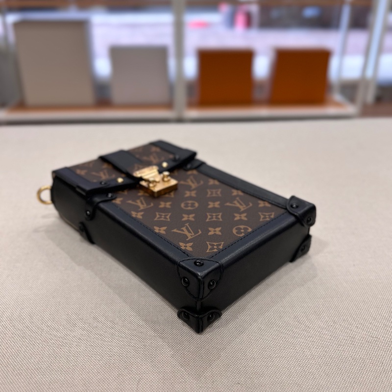 LV 老花 Monogram Pochette Trunk Verticale M63913 晶片款-12