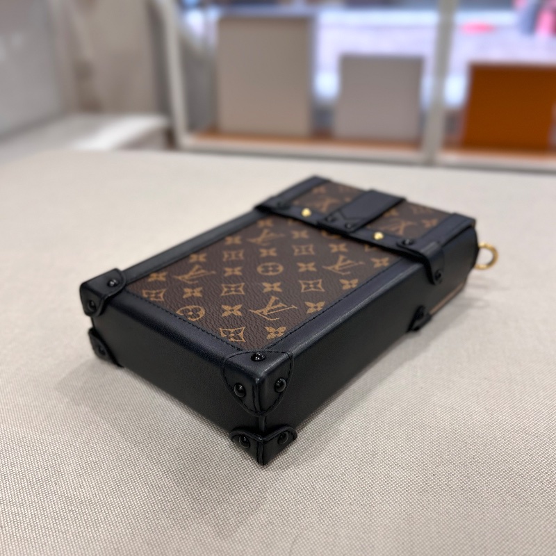 LV 老花 Monogram Pochette Trunk Verticale M63913 晶片款-13