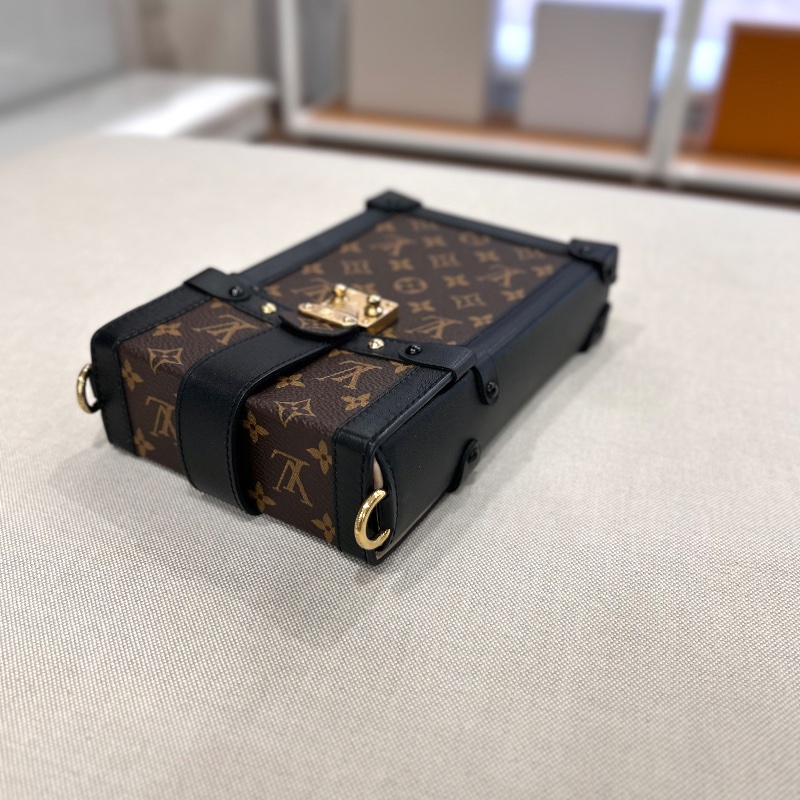 LV 老花 Monogram Pochette Trunk Verticale M63913 晶片款-17