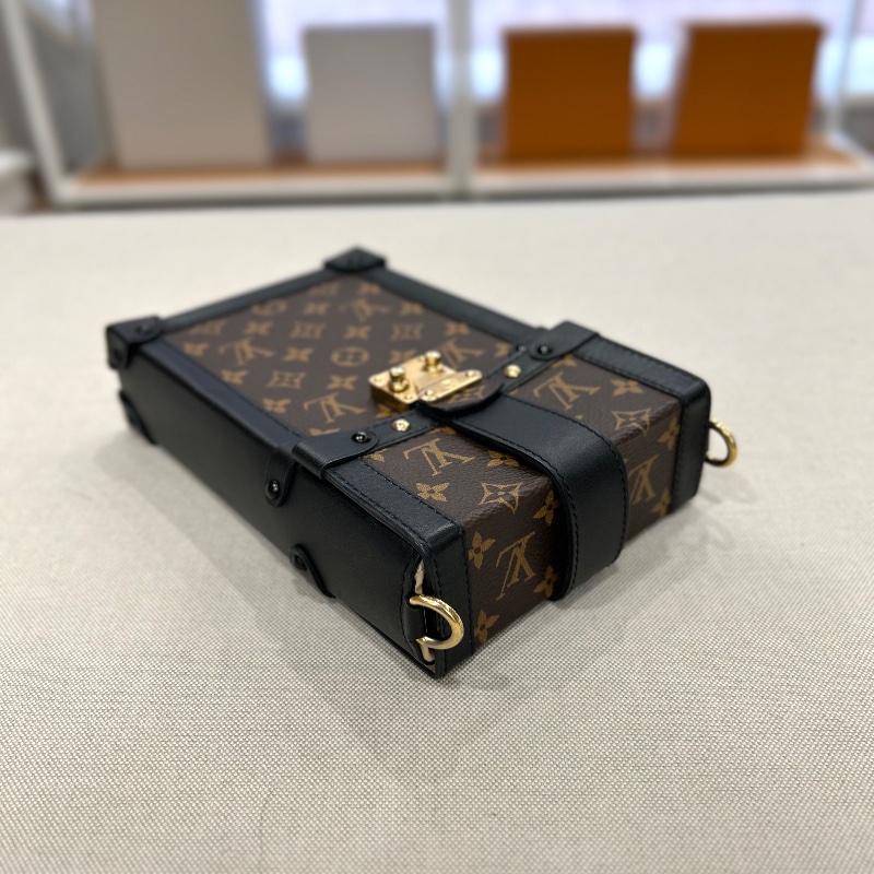 LV 老花 Monogram Pochette Trunk Verticale M63913 晶片款-18