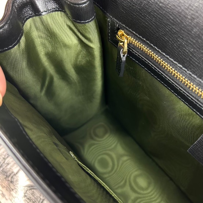 Gucci GG 雙G 圓環設計中款扣式肩背斜背包 2020年-19