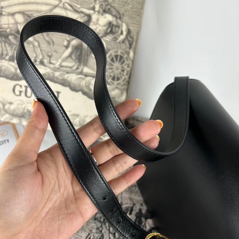 Gucci GG 雙G 圓環設計中款扣式肩背斜背包 2020年-26