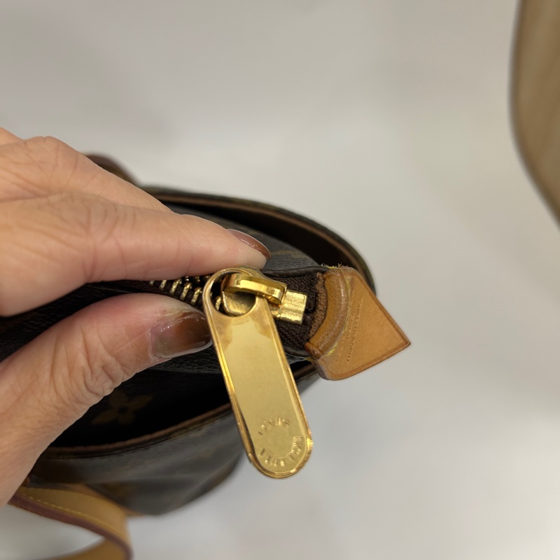 Lv 原花Totally PM一字肩背包-15