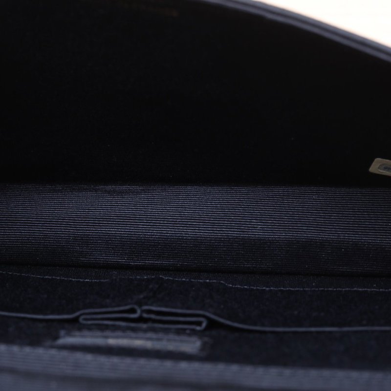 二手 黑金牛暗纹標誌奶粉包 黑色 蓋頭皮革C 3開 金扣-4