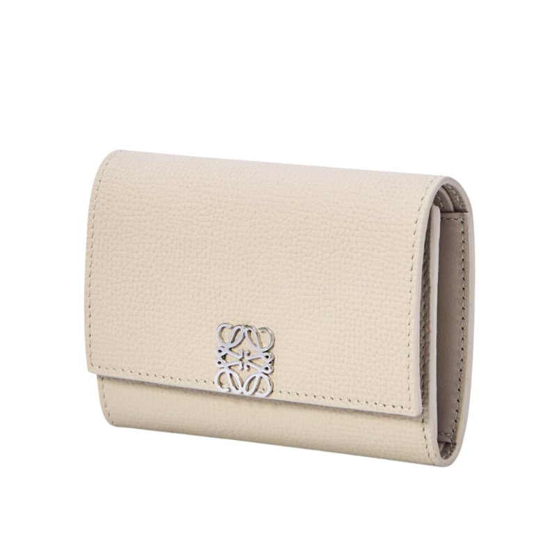 【LOEWE 羅威】Anagram Small Vertical 鵝卵石紋小牛皮 小型 直式 錢包 卡夾 皮夾 短夾 淺灰色-1