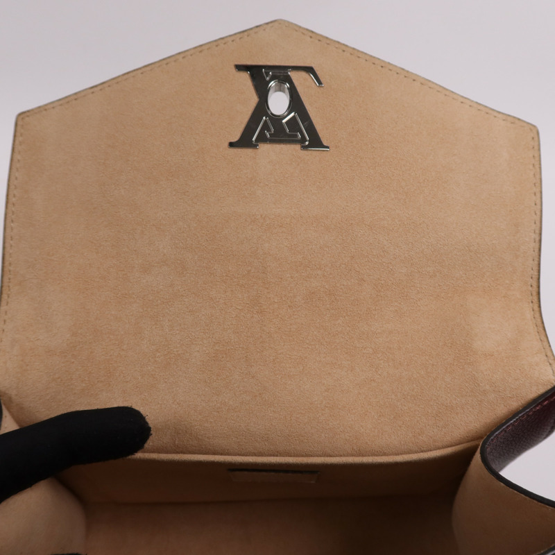 LOUIS VUITTON 牛皮皮革My Lock Me銀扣鏈帶肩背袋-10