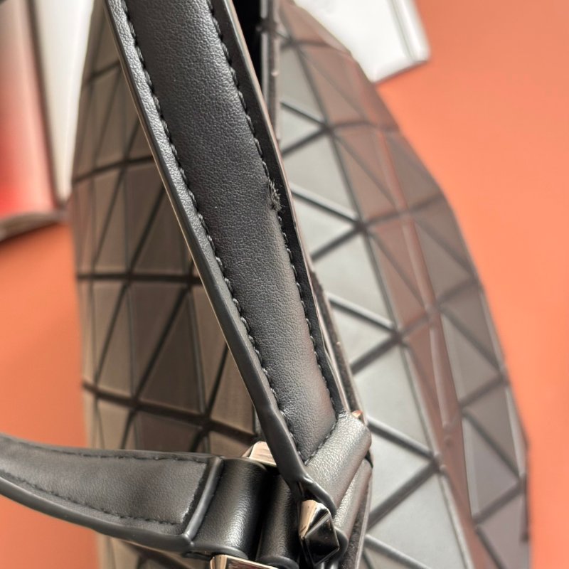 限定款::BAO BAO ISSEY MIYAKE :: CRYSTAL MATTE 霧面啞光斜背手提兩用包 水晶包 三宅一生-2